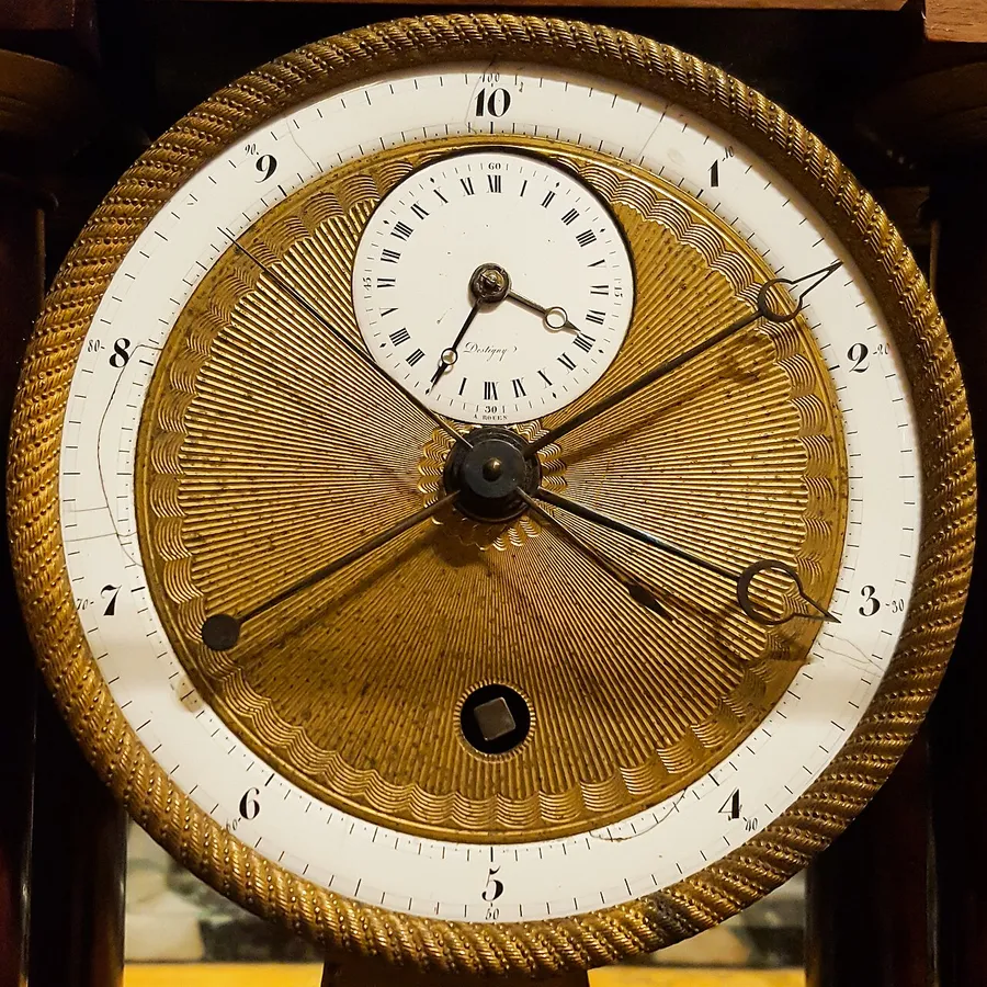 A clock face showing the short hour hand and long minute hand