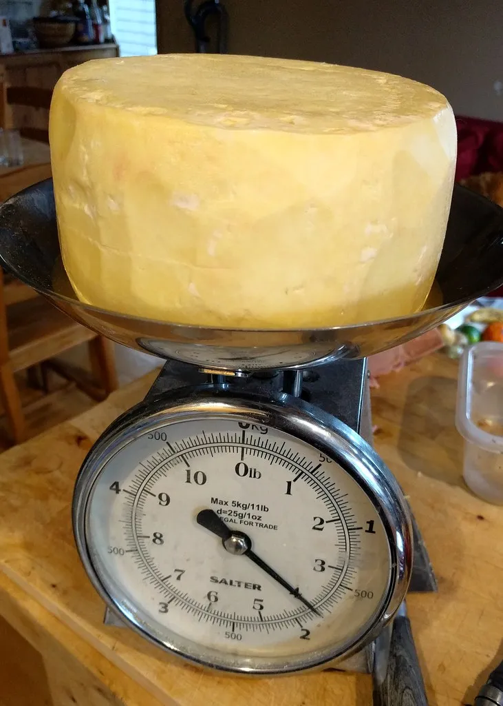 Kitchen scales weighing flour, marked in grams and kilograms